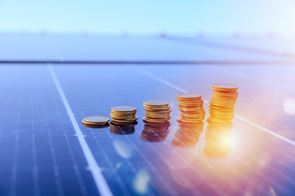 Pièces de monnaies posées sur une panneau solaire
